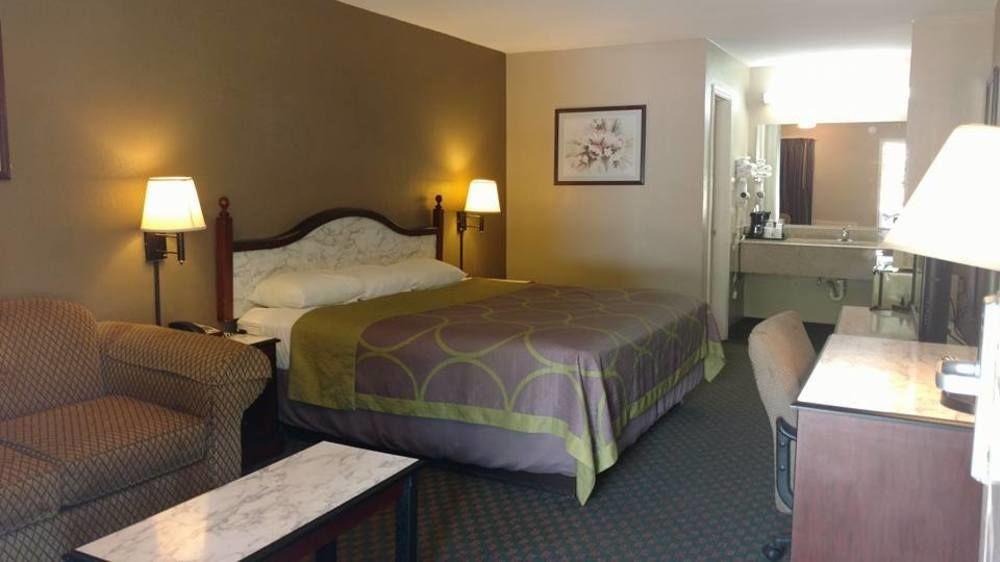 ซูเปอร์ 8 บาย วินด์แฮม โบเชอร์ ซิตี้/ชีฟพอร์ต แอเรีย Hotel โบเซอร์ซิตี ภายนอก รูปภาพ