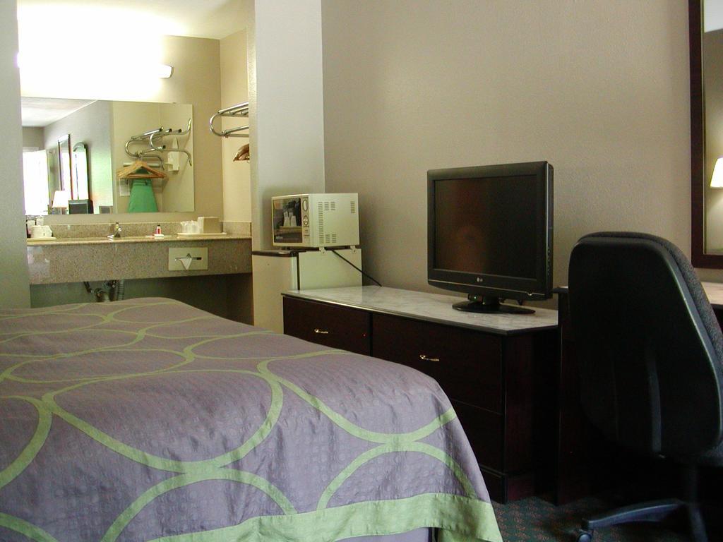 ซูเปอร์ 8 บาย วินด์แฮม โบเชอร์ ซิตี้/ชีฟพอร์ต แอเรีย Hotel โบเซอร์ซิตี ภายนอก รูปภาพ